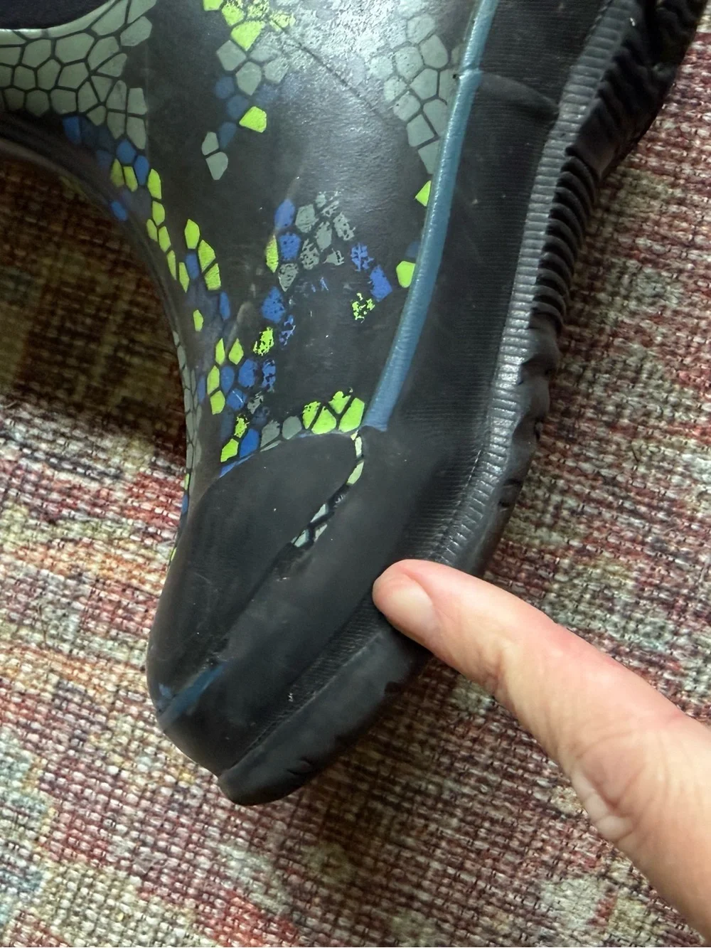 Bogs Classic axel Black blue and Green patterned size 1 winter boots